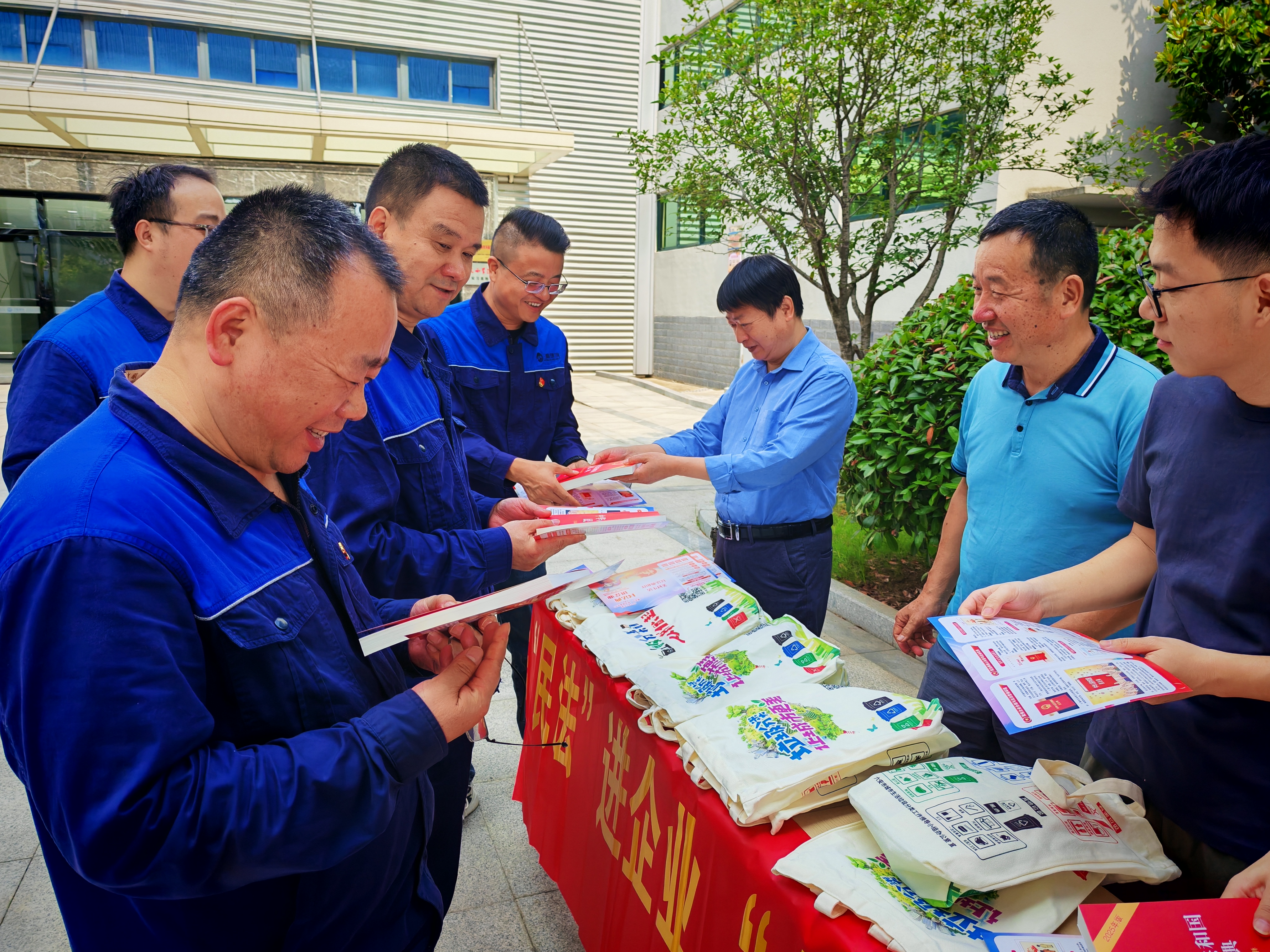 環(huán)衛(wèi)處民法典進企業(yè)照片1.jpg